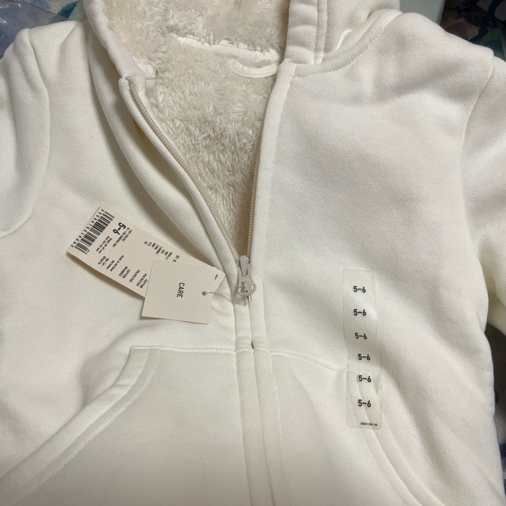 Brand new w tags Girls Uniqlo 5/6T Shedding beige Hoodie